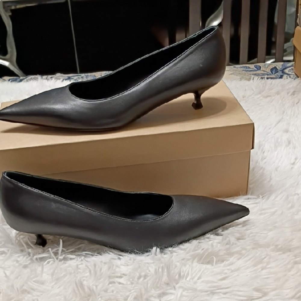 New AGL (Made In Italy) Classic Black Leather Kitten Heels Size 8.5